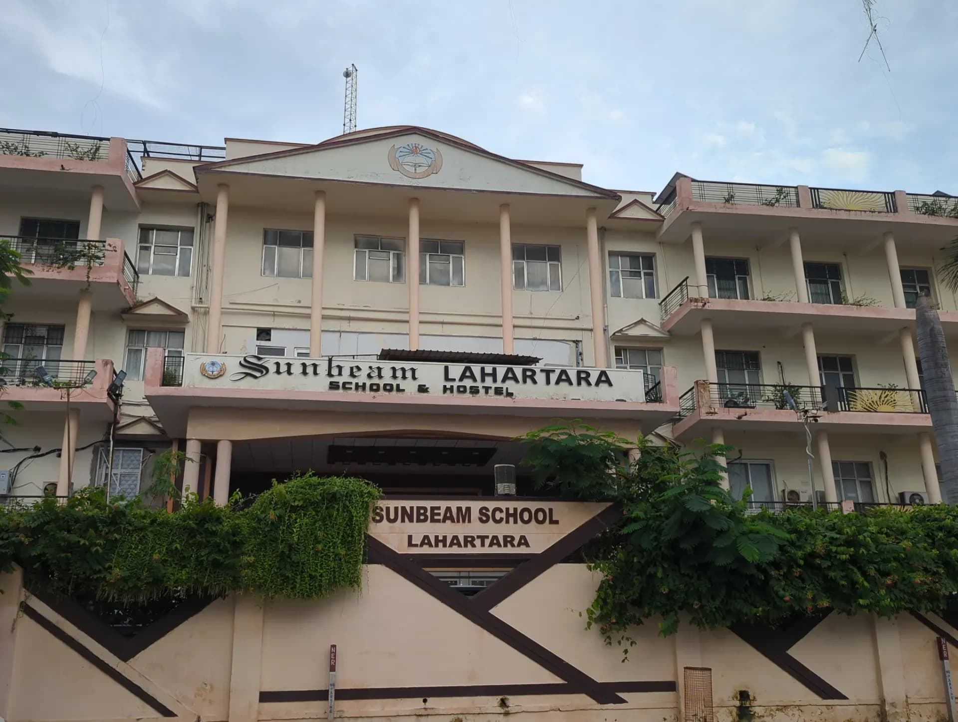 Sunbeam Hostel Lahartara
